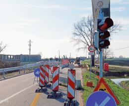 Il semaforo guarda a destra ed è pericoloso