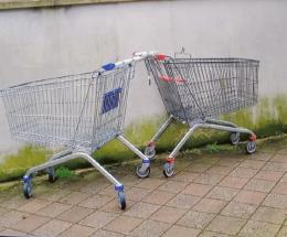 Carrelli rubati e abbandonati per strada