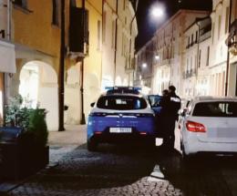 Sputi, bestemmie e sedie lanciate in centro