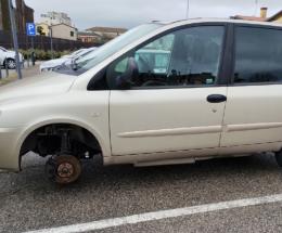 Rubate le ruote all’auto di un disabile