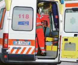 Cade da una scala, operaio ferito
