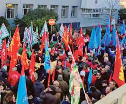 Lavoratori, megafoni e striscioni 