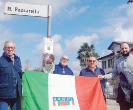 Rose rosse per Mario Passarella
