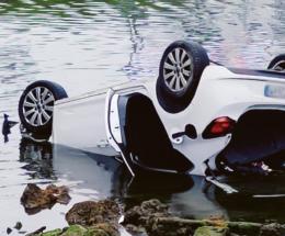 Nel canale con l’auto, due feriti
