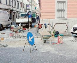 Lavori su segnaletica e sampietrini