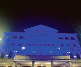 Teatro Comunale illuminato di blu 