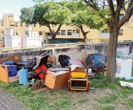 Il giardino della casa di riposo è una discarica