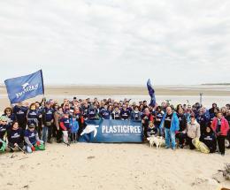 A centinaia per pulire la spiaggia