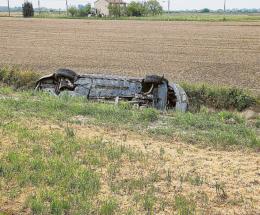 Paura per un'auto che si ribalta nel fosso