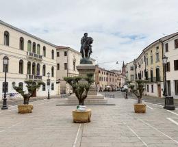 Sulla città soffia aria di primavera