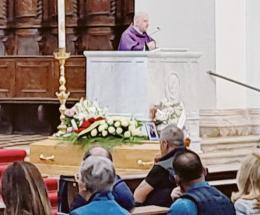 Cattedrale stracolma per l’addio a Michele
