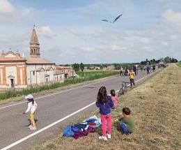 Aquiloni in volo sull’argine