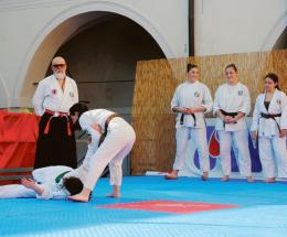 Un mega tatami invade la piazza