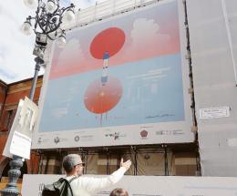 Un’opera d’arte in piazza sulla facciata dei Concordi