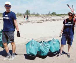 A centinaia per ripulire la spiaggia