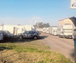 Il parcheggio dell’arena sotto scacco dai camper