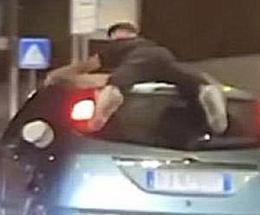 Filma video sul tettuccio dell’auto, denunciato