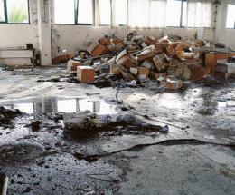 Incendio in un capannone macerie e copertoni in fumo