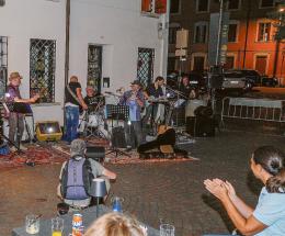 Il buskers blues riempie le strade