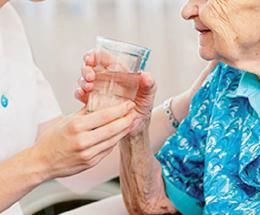 Un bonus per chi si prende cura degli anziani