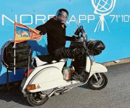 In sella a una Vespa fino a Capo Nord