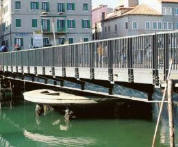 Ponte girevole “dei grattacapi” cancellata l’apertura delle 14