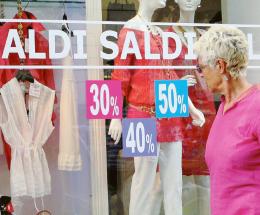 Appesi ai saldi per salvare l’estate