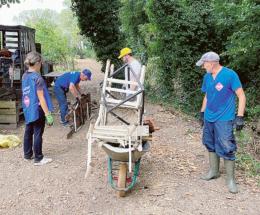 Dal terreno spuntano sedie, taniche e grondaie