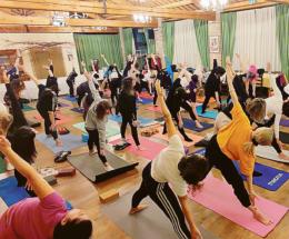 Lo yoga impazza in paese 