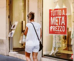 Via ai saldi “per rilanciare gli affari”
