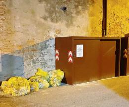 Via Androna soffocata dai rifiuti