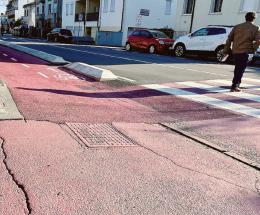 Cade in bici, si becca una multa