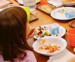 Bimbi alla mensa scolastica