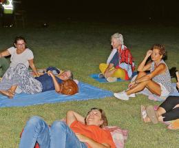 Gli occhi in su ad ammirare le stelle