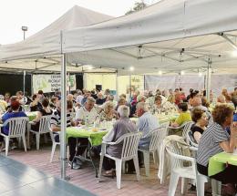 Tutti a tavola in attesa dei fuochi d’artificio