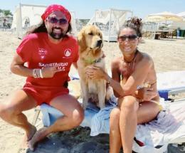Salva dalle onde cane e padrona