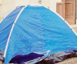 Vive in tenda per chiedere una casa