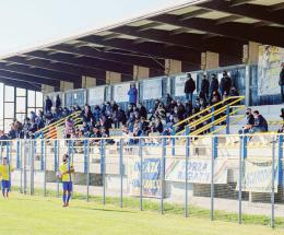 Si sistema la tribuna al campo