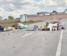 Discarica a cielo aperto vicino al cimitero 