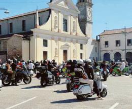 Rombo di motori in piazza