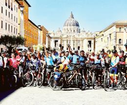 Leone XIV saluta i ciclisti polesani