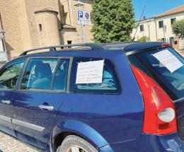 Anziano vive in auto 