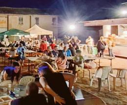 Birra in festa sulla vecchia aia