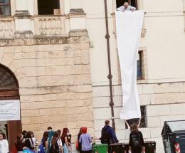 Lenzuolo con i nomi dei bimbi morti