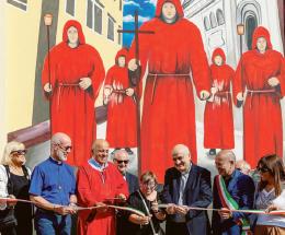 Il murale illumina la comunità