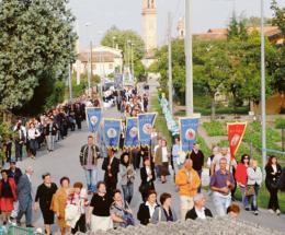 In processione dieci anni dopo