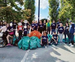I volontari ripuliscono la ciclabile