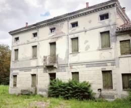 Una distesa di case senza abitanti