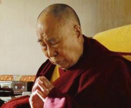 Dalai Lama e bagno di suoni in sala