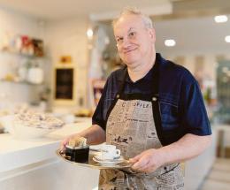 Un cameriere speciale al bar